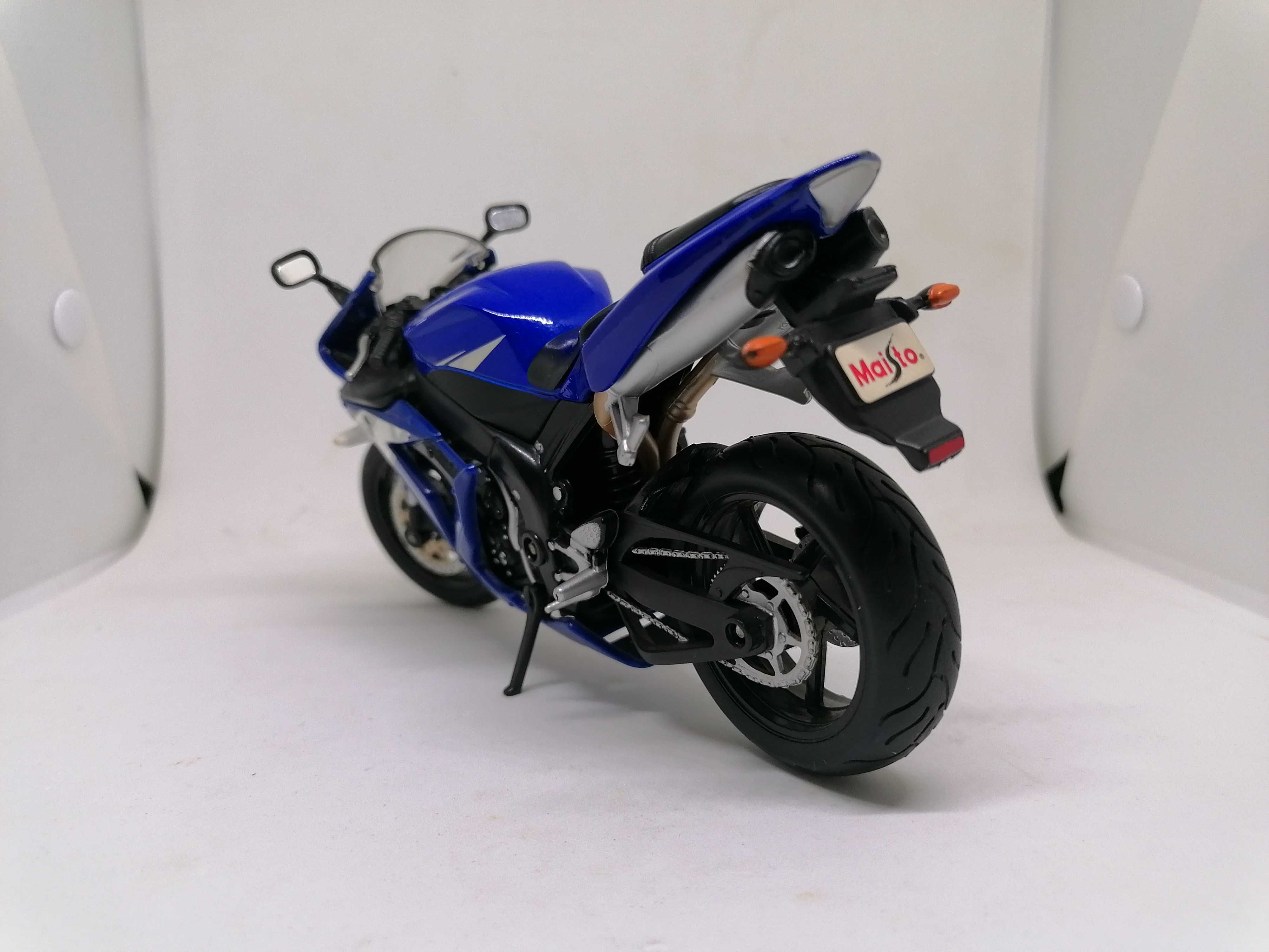 Yamaha YZF-R1 Maisto 1/12 + książka z motocyklami