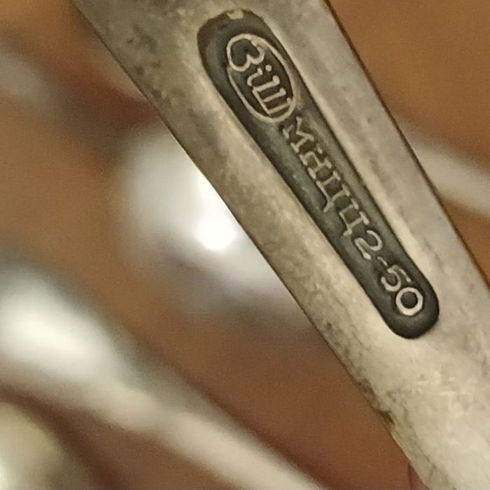 Продам серебрянную вилку, мельхиоровые столовые ложки