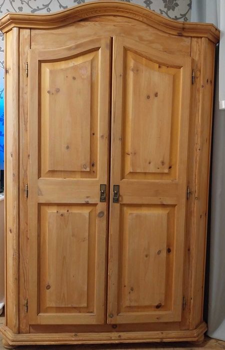 Piękna sosnowa szafa