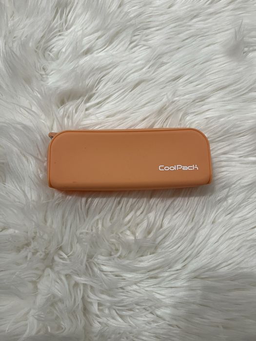 Pomarańczowy piórnik