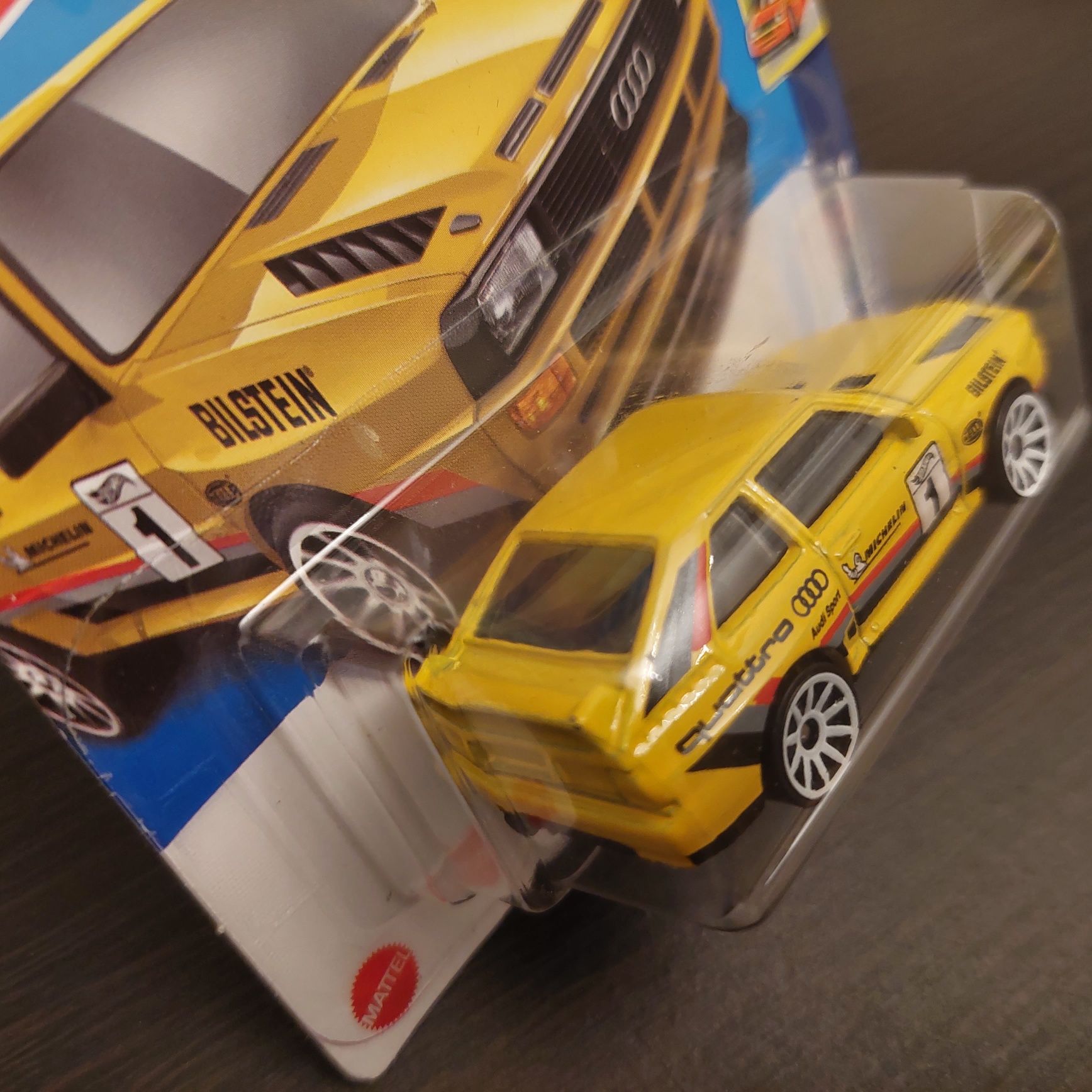 Dwa modele HOTWHEELS