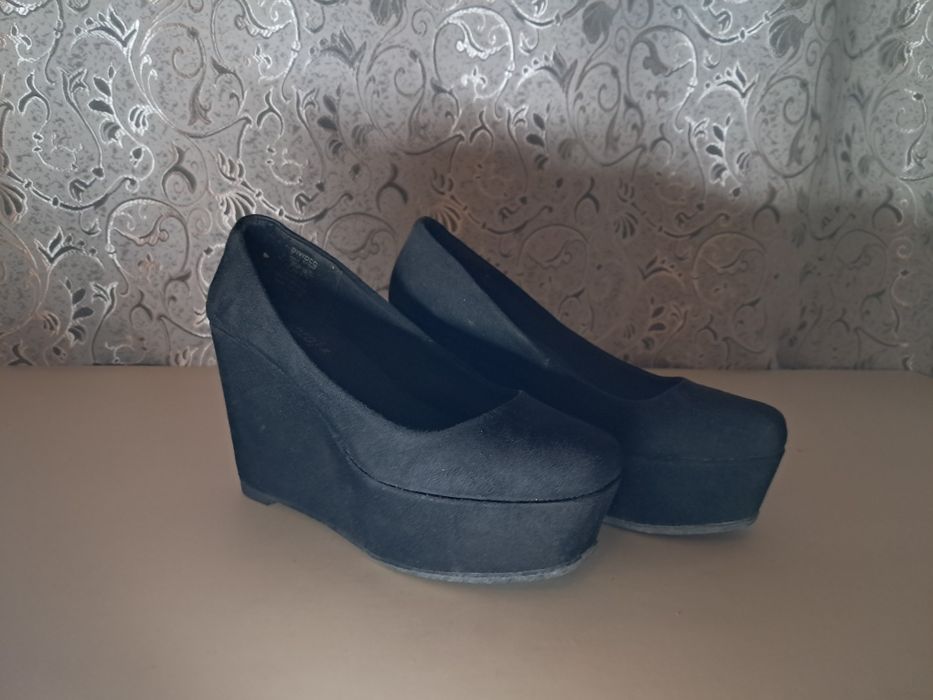 жіночі туфлі на платформі
Стильні чорні замшові туфлі, виглядаю
