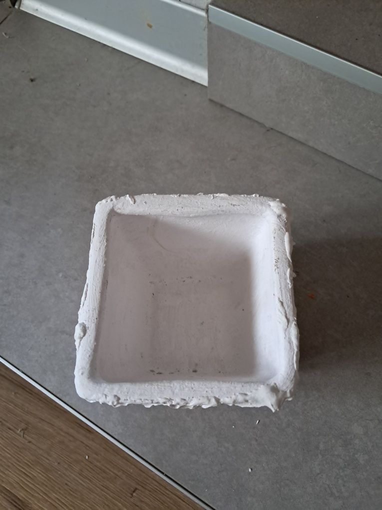 Biała donica gipsowa brokatowe 9 cm