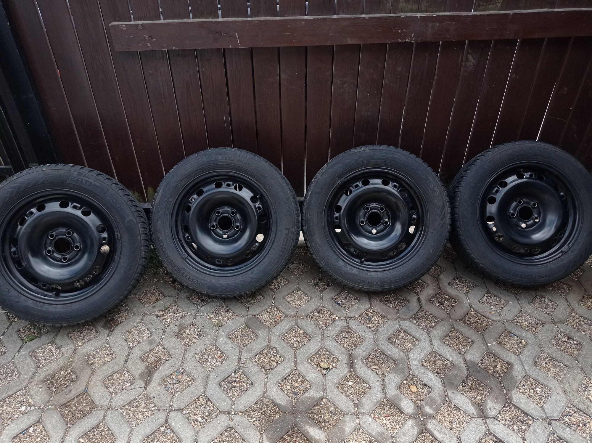 Felgi stalowe z oponami zimowymi Nokian 185/60 R15