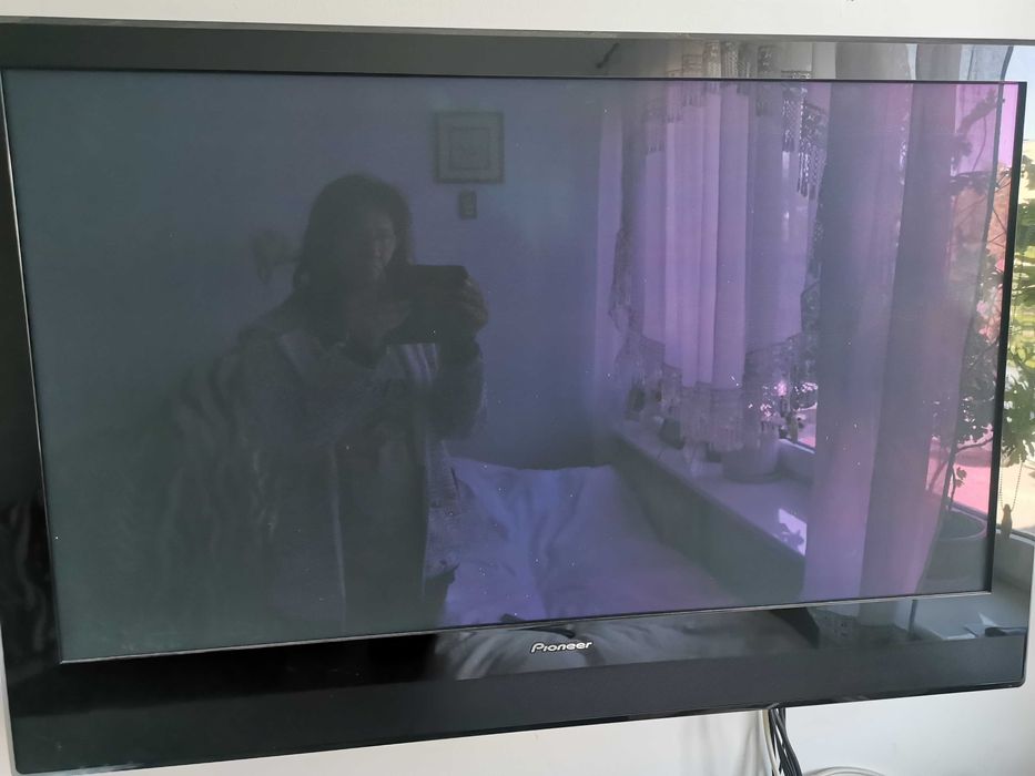 Telewizor Pionier wraz ze stojakiem i mocowaniem do ściany