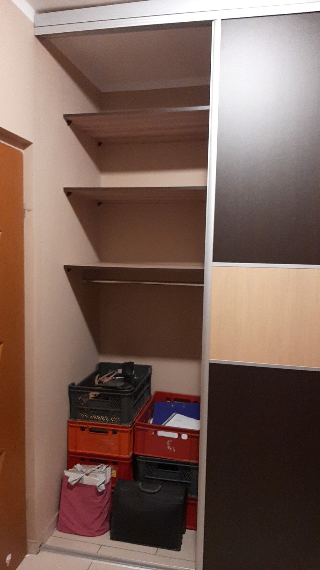 Szafa z drzwiami przesuwnymi do zabudowy