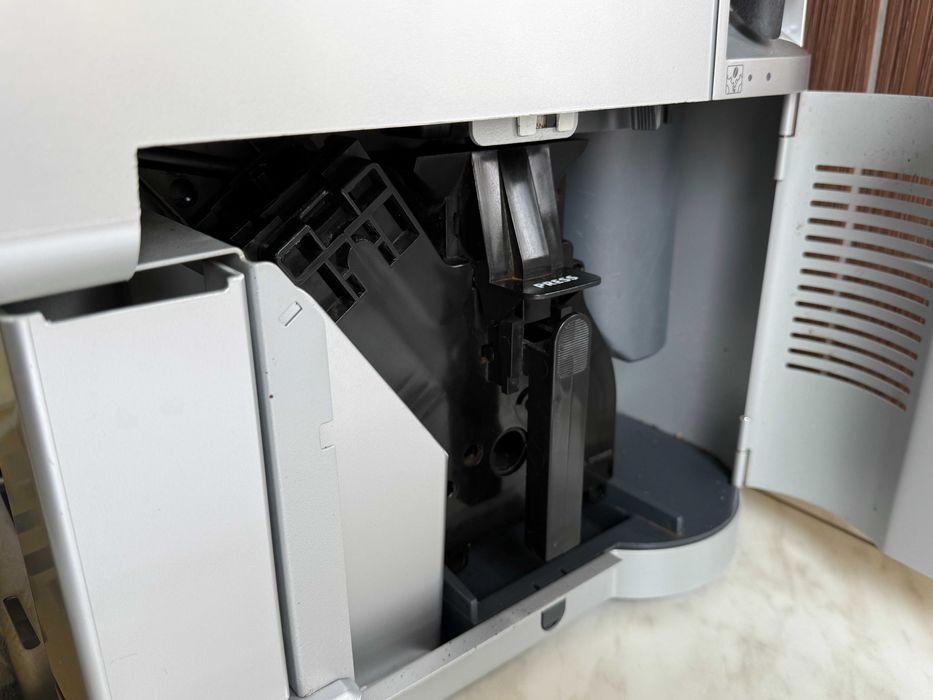 Професійна кавомашина SAECO Aulika Focus (SUP040)