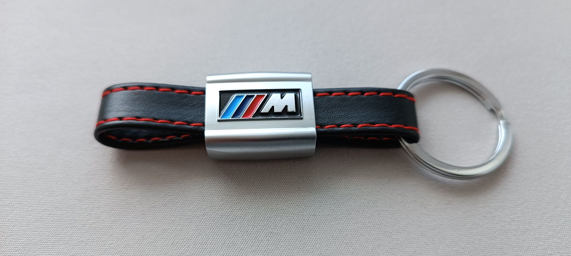 Брелок для ключів BMW M з червоною прострочкою