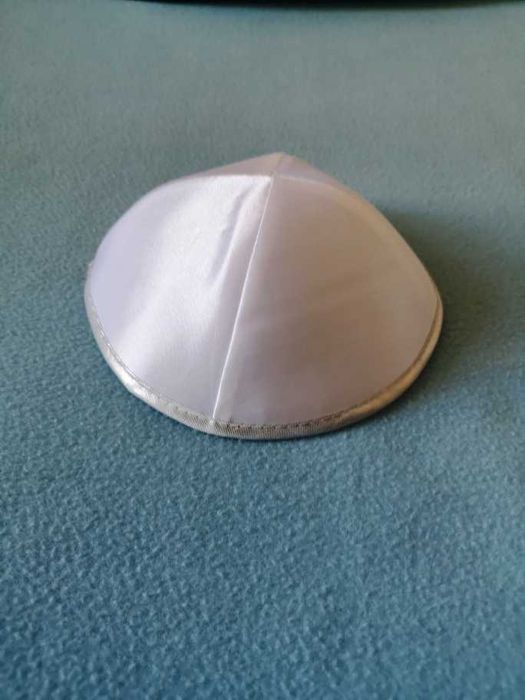 Judaiki- Kipa biała z podszewką, błyszcząca, z Izraela.