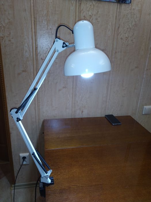 Настільна лампа.