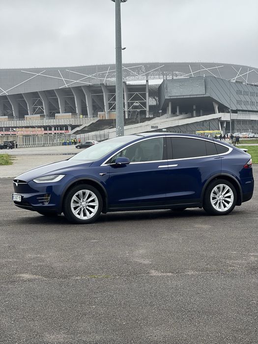 Прокат, оренда Tesla Model X.