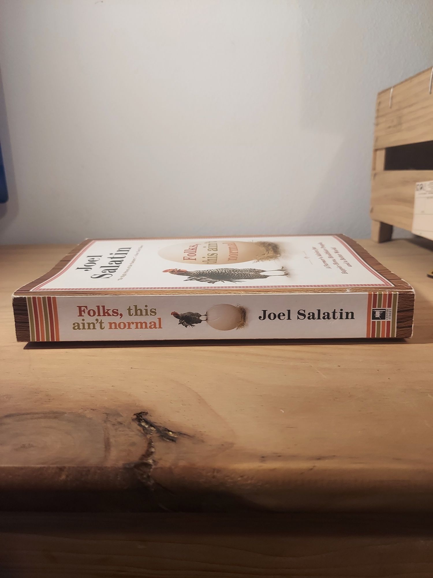 Livro "Folks, This Ain't Normal" de Joel Salatin – usado