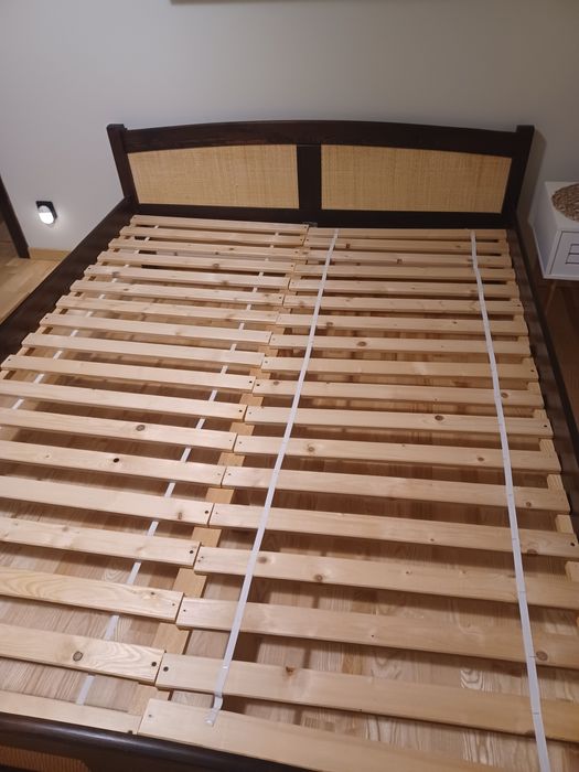 Łóżko drewniane do sypialni