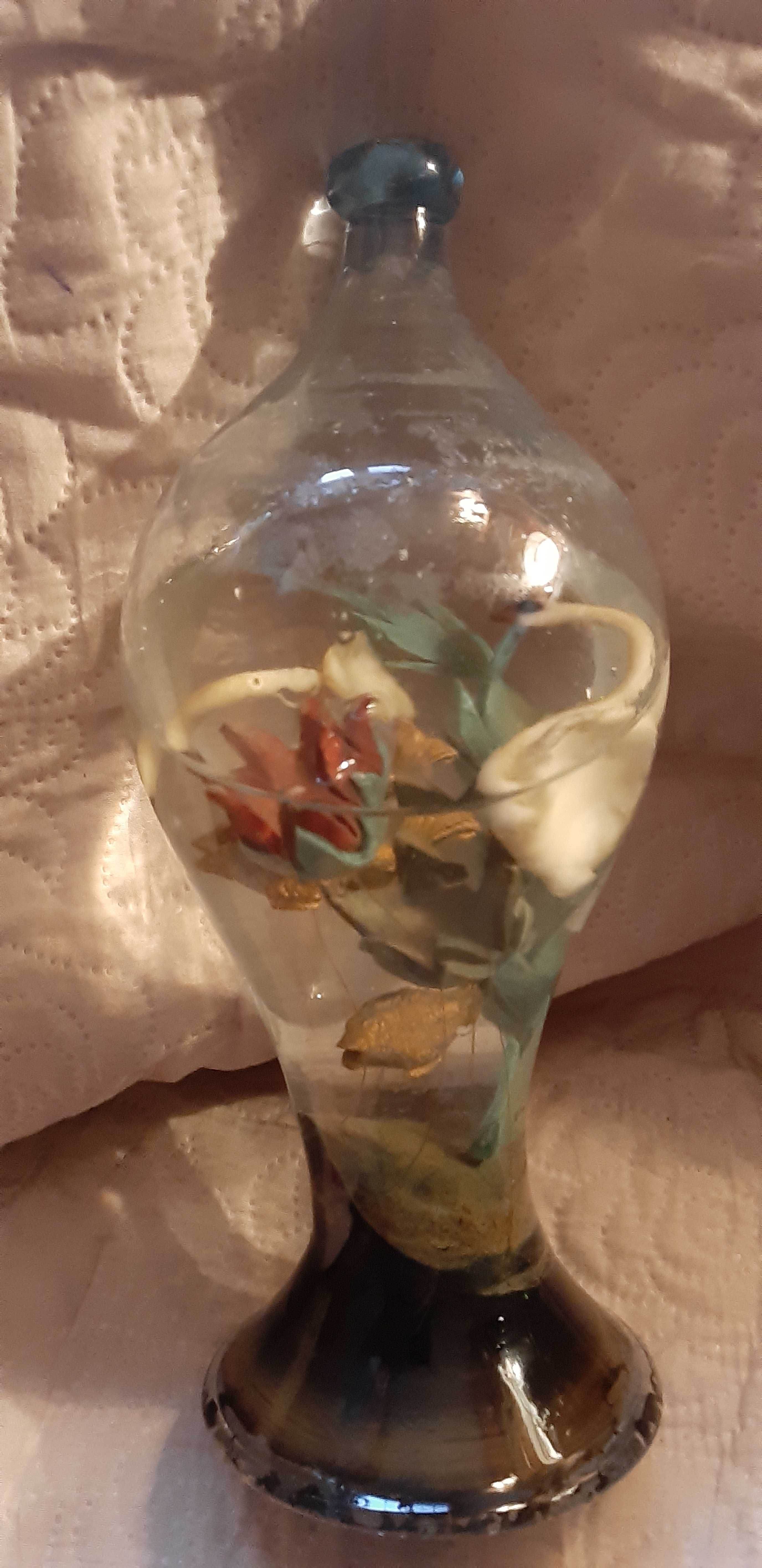 Графин бутылка  с лебедями и рыбками внутри ссср