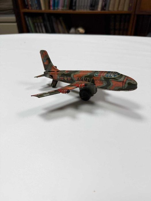 Avião Militar Vintage em Lata Litografada – Décadas de 1950/60