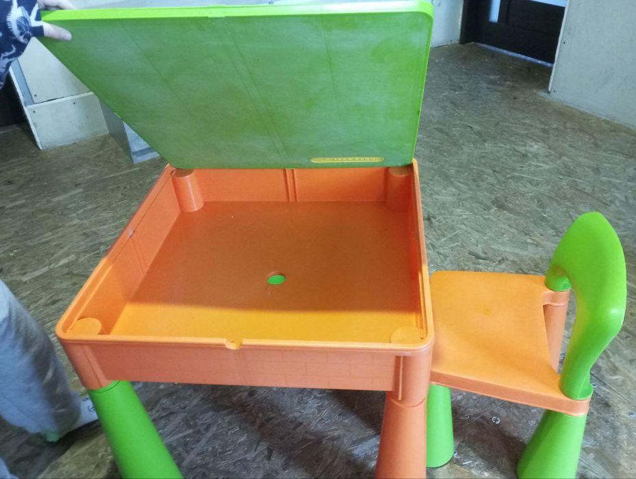 Продам дитячий стіл + 2 стільчика