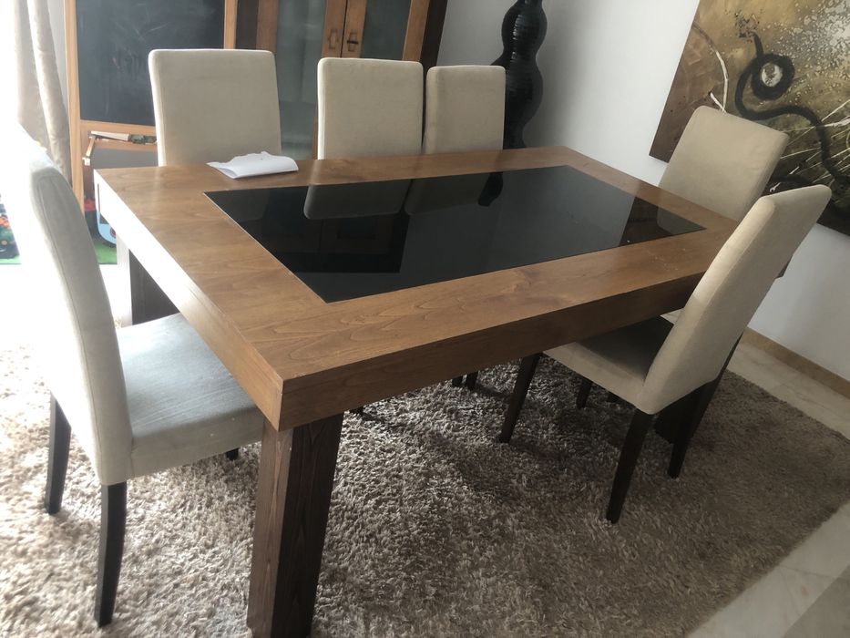 Mesa em madeira extensível com tampo de vidro preto e cadeiras