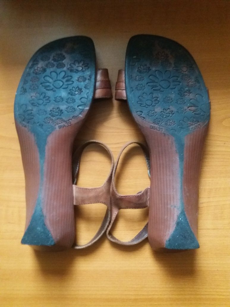 Sandálias de fivela pele tipo couro FINCAPE Tam. 39