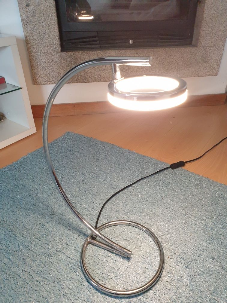 Candeeiro de Pé Led e um de Mesa