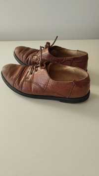 Sapatos vintage, dos anos 60, em pele.