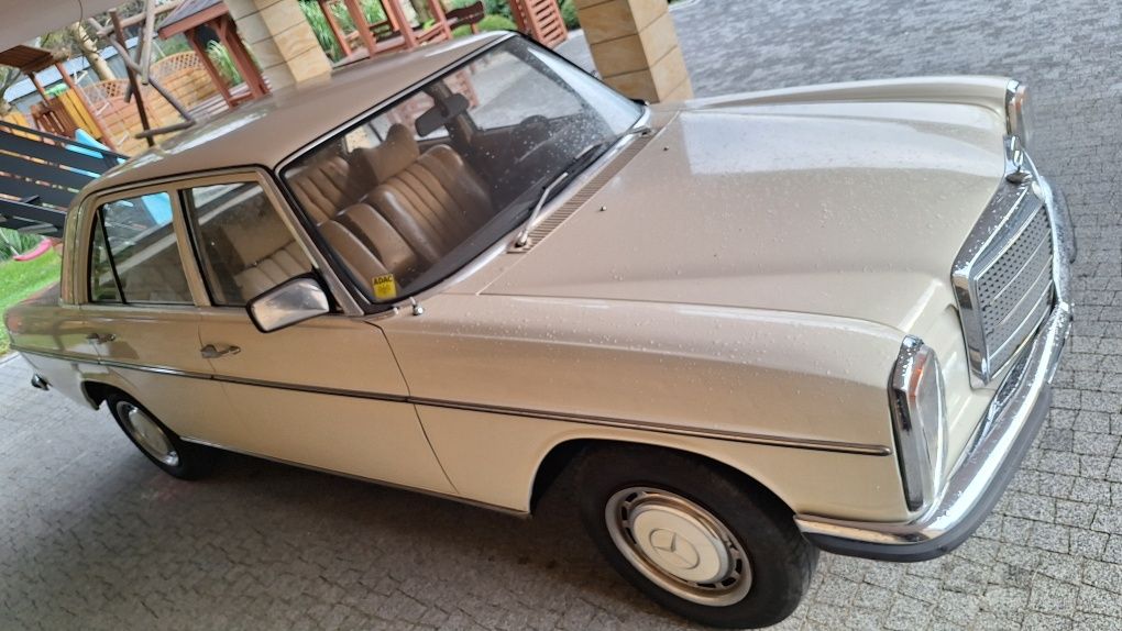 Ładny 50-letni mercedes w115