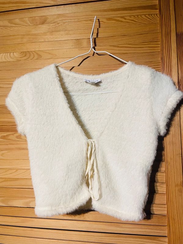 Biały sweterek puszysty crop top narzutka futerkowa krótki s fluffy