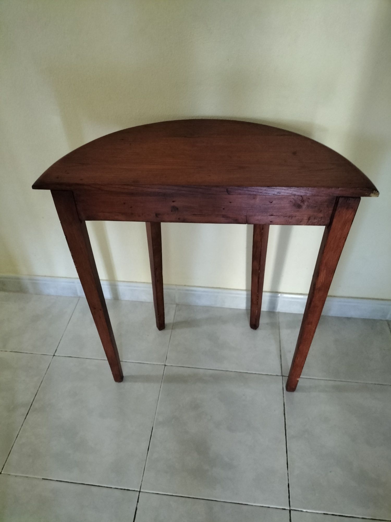 Mesa aparadora meia lua em madeira.