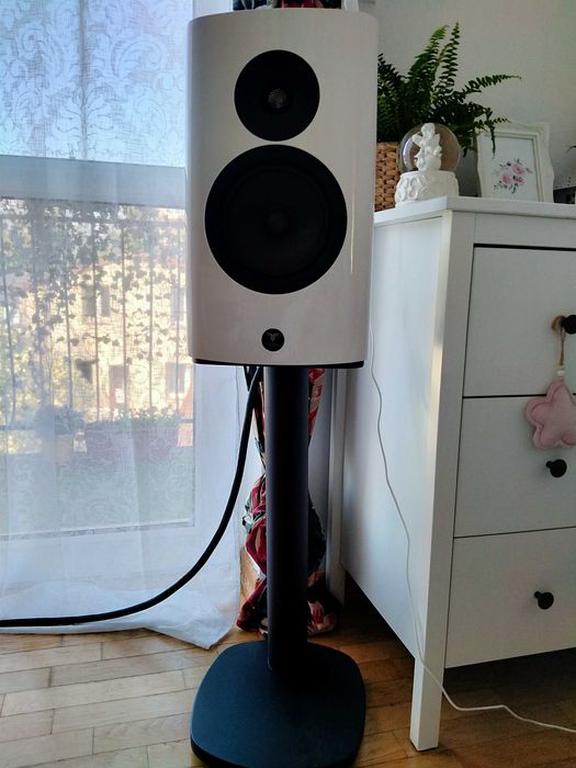 Thiel TM3 monitory white satin+ standy