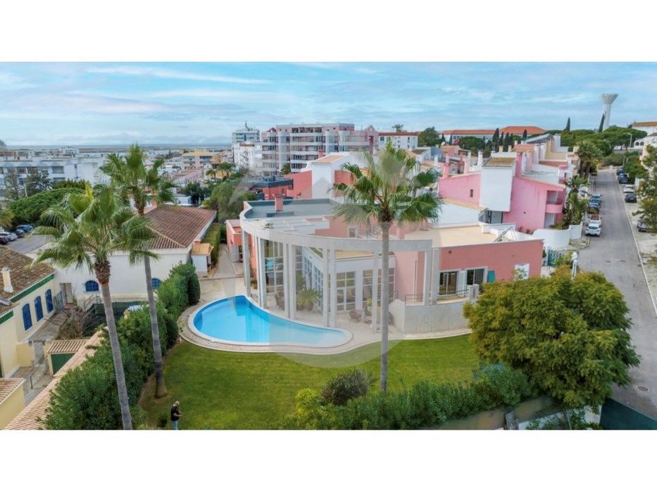 Excelente Moradia V5 no Centro de Faro