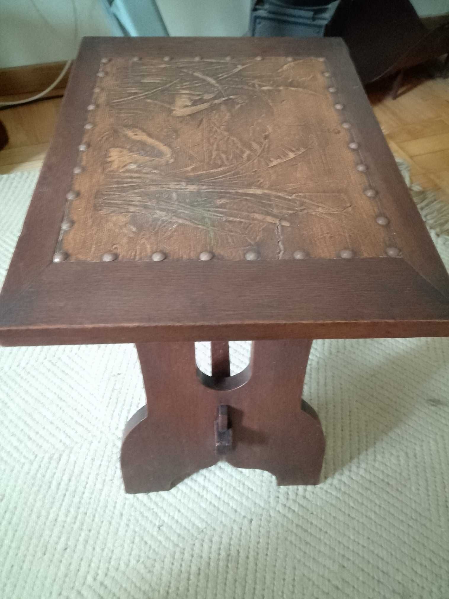 Mesa de apoio, estilo, em carvalho, com relêvos