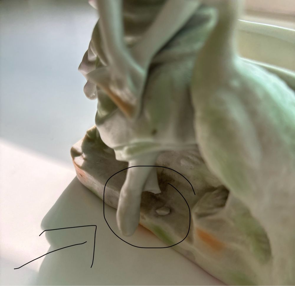 Porcelanowa Dama z Pawiem