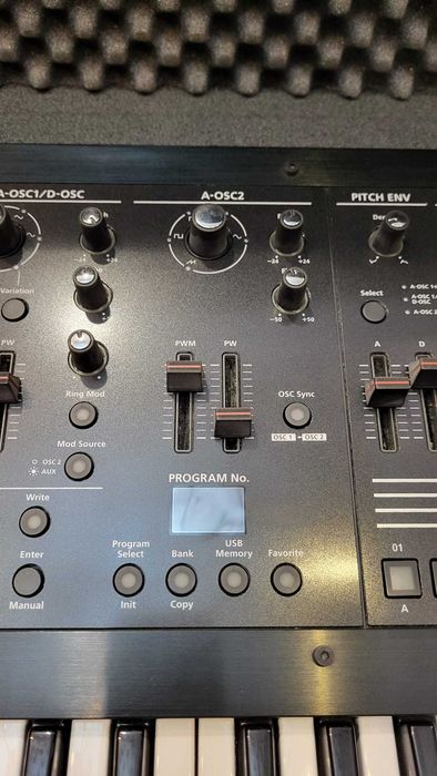 Roland JD-XA com flight case e overlays preto mate