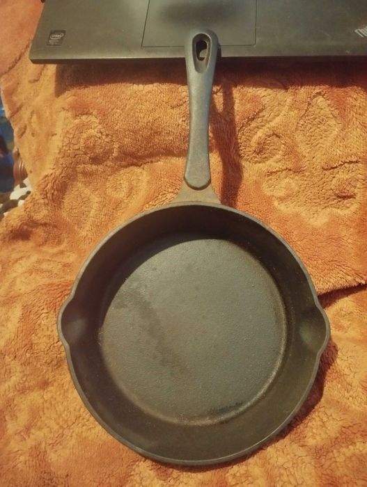 Patelnia żeliwna mała