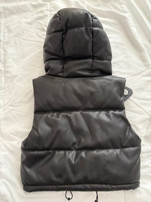 Colete curto com capuz