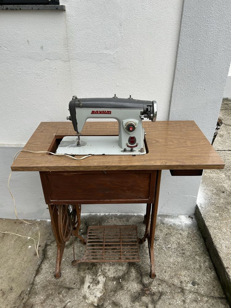 Mesa e máquina de costura antiga