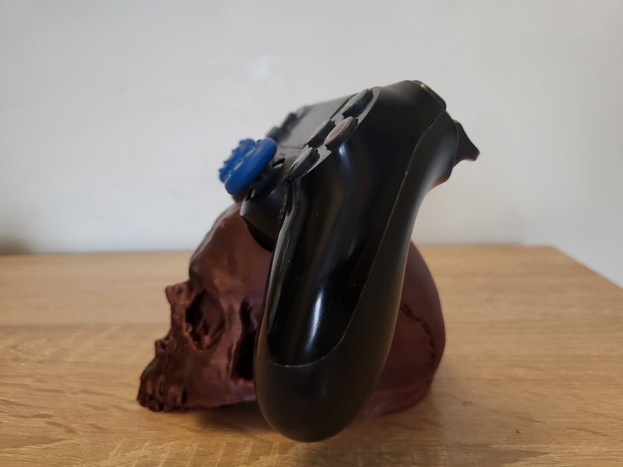 Stojak na pad ps4 dualshock v2 w kształcie czaszki 3d (jak Cuble guys)