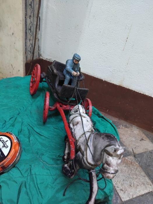 Curiosa peça cavalo com charrett em ferro