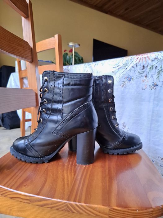 Botas pretas salto