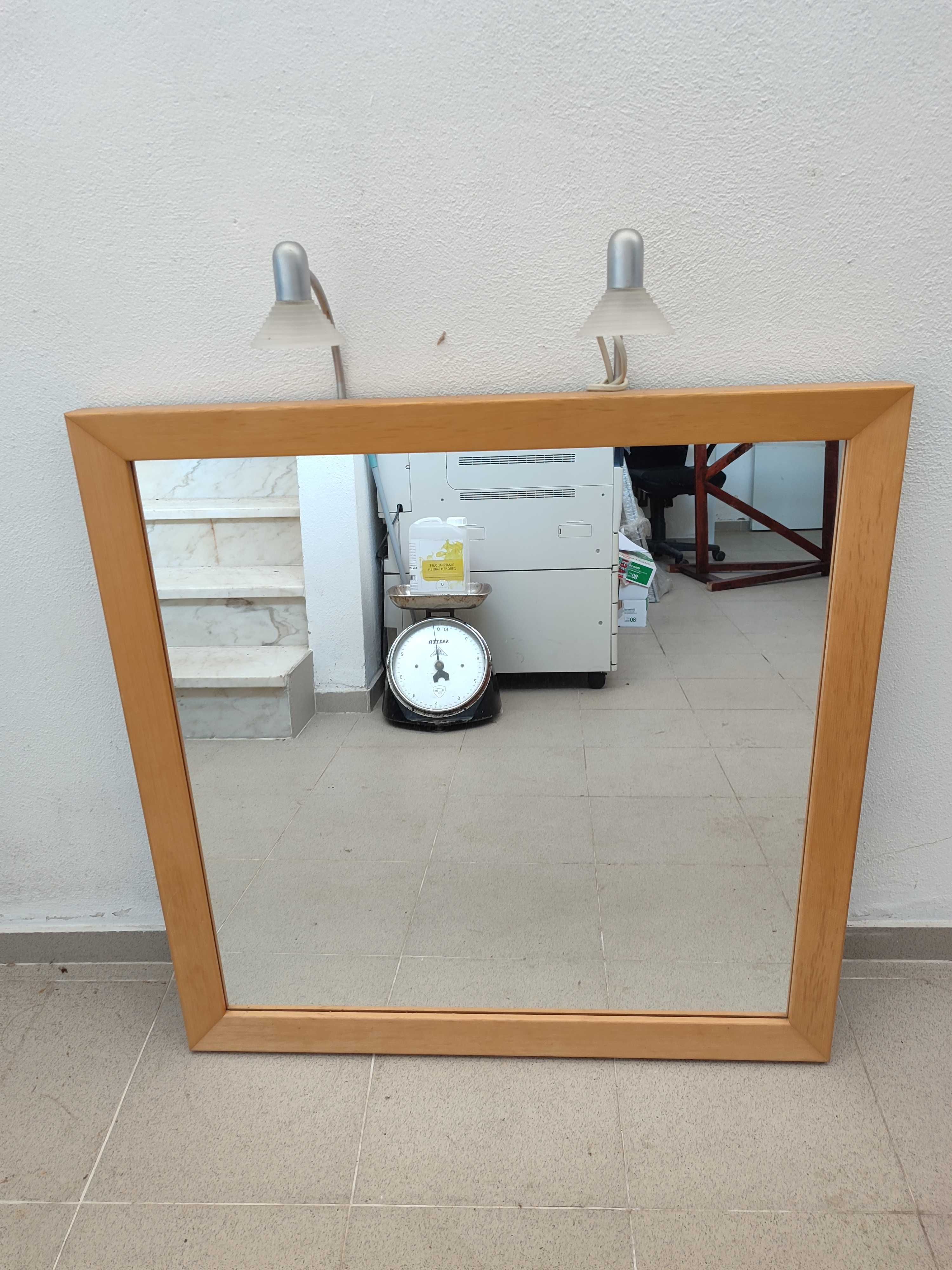 Espelho com moldura de madeira / Mirror with wooden frame