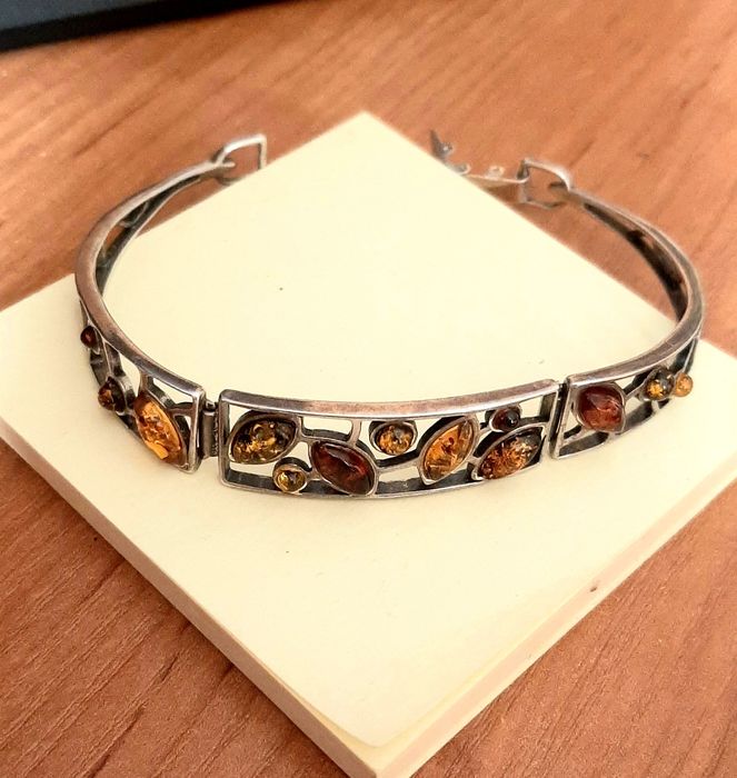 Srebrna bransoletka z bursztynem