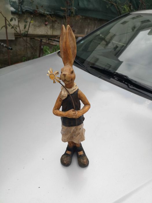 Estatueta com figura de coelho