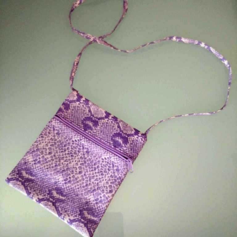 Bolsa tiracolo roxa com padrão (nova)