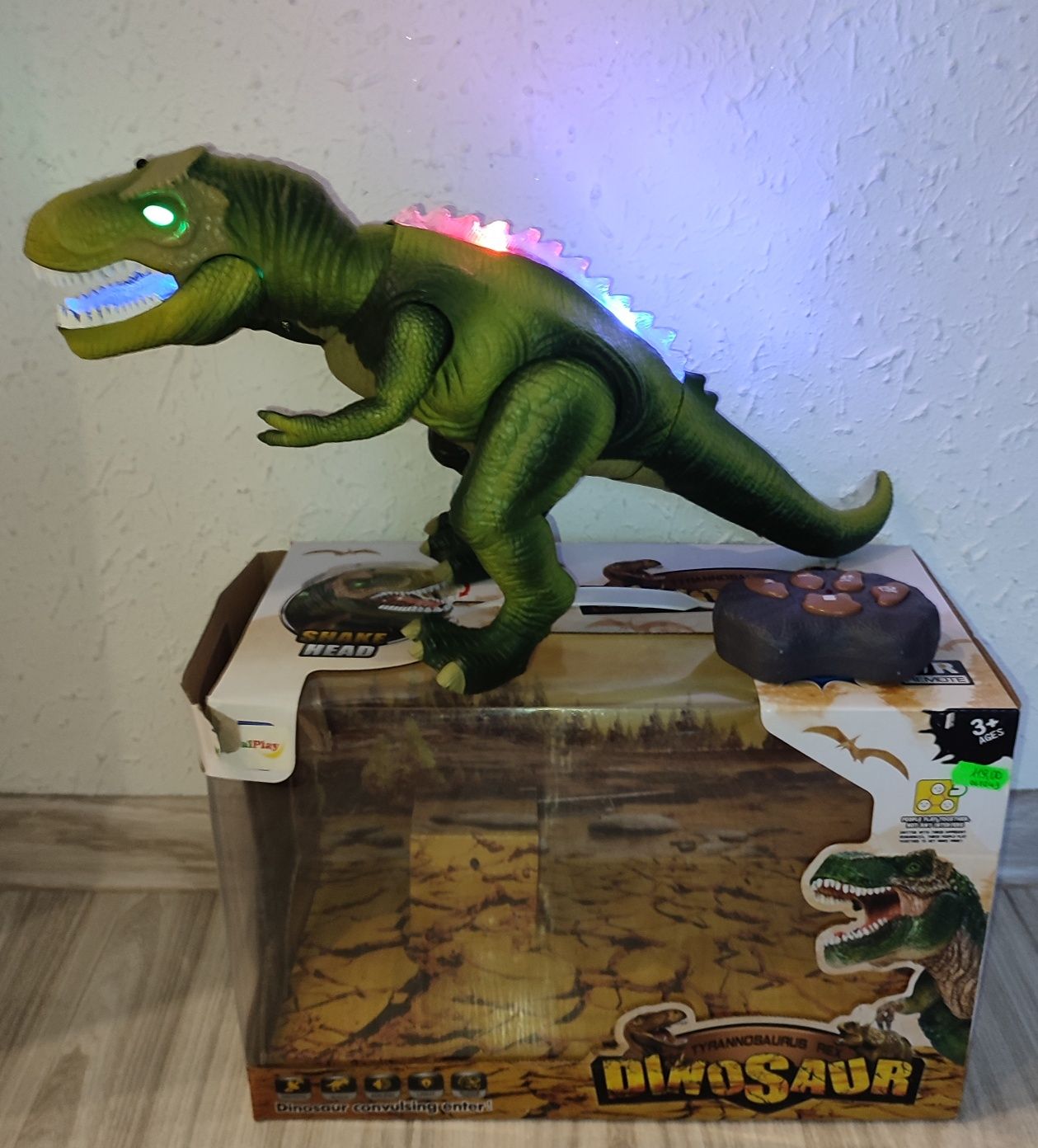 Dinozaur T - rex. Gra, świeci porusza się.