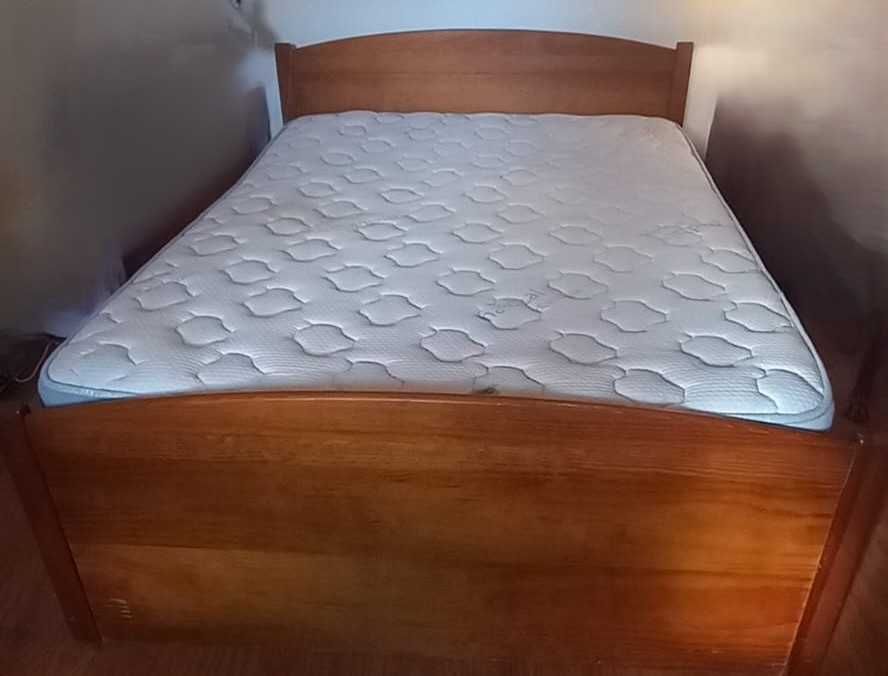 Cama Casal + colchão ortopédico+ 2 mesas com 3 gavetas cada