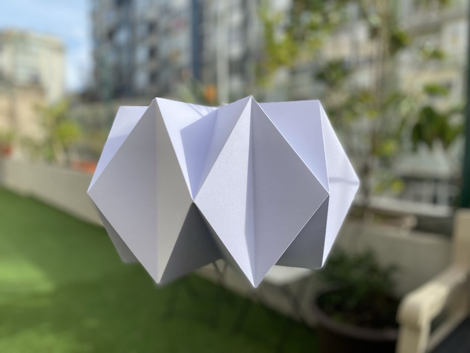Candeeiro suspenso de papel. Origami. Teto.