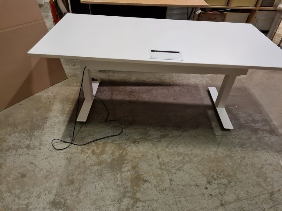 Gratis blat  Biurko regulowane elektrycznie Bekant
