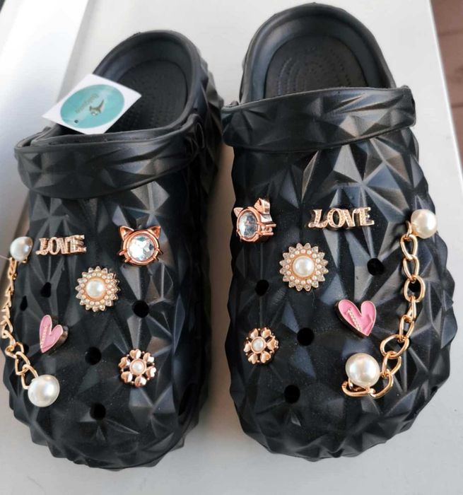 Czarne klapki a'la crocsy z przypinkami i łańcuszkiem 40 na platformie