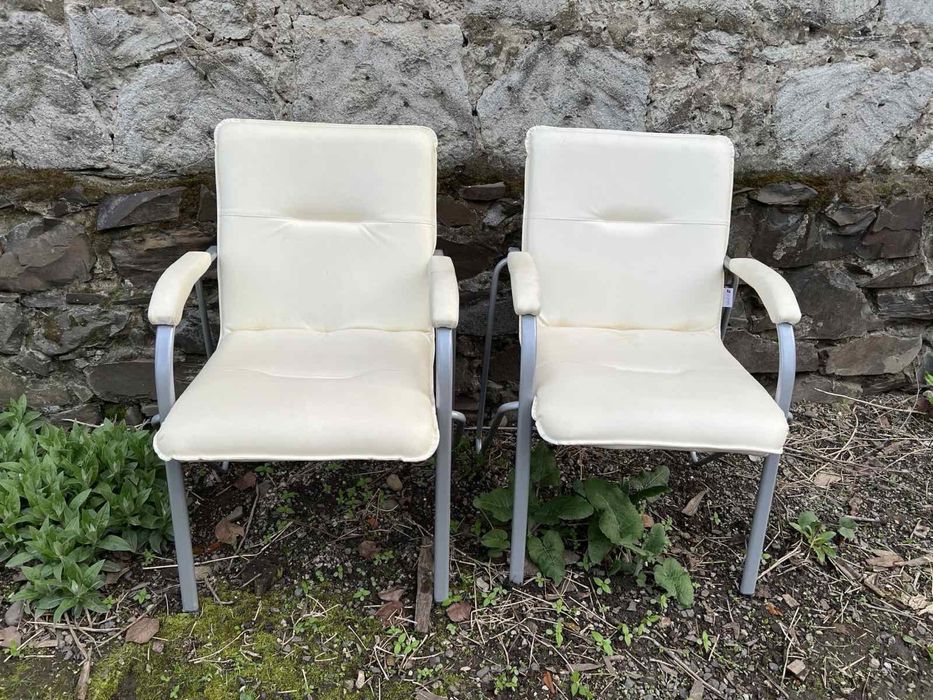 Білий офісний стіл і два стільці