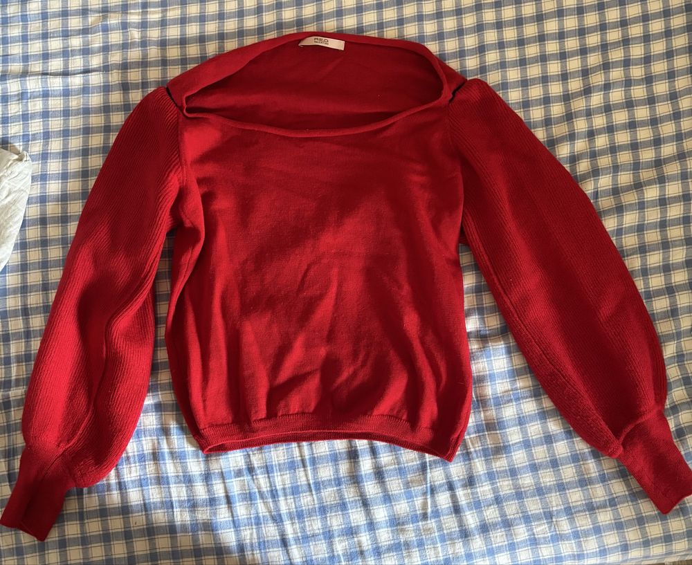 Светр червоного кольору RED Valentino