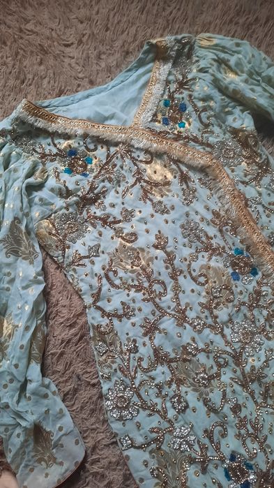 Национальная олеждв,сари и тд.